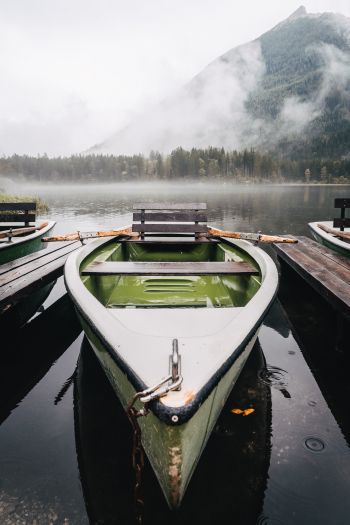 Обои 640x960 лодка, озеро, туман, горы