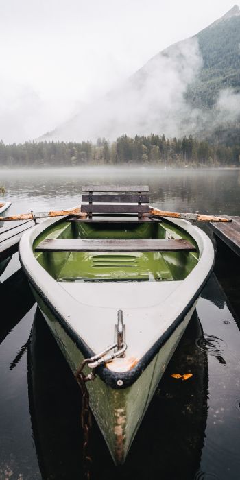 Обои 720x1440 лодка, озеро, туман, горы