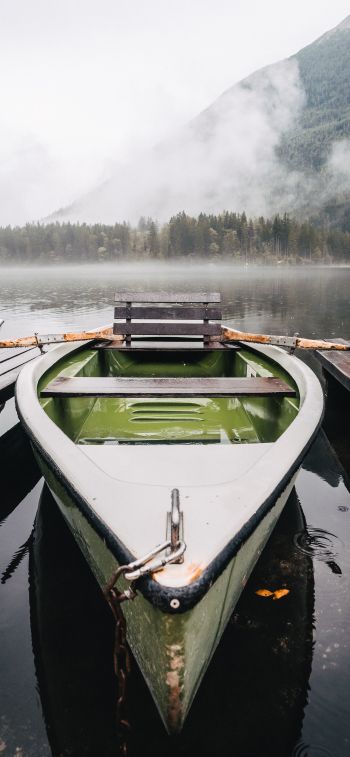 Обои 828x1792 лодка, озеро, туман, горы