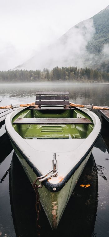Обои 1080x2340 лодка, озеро, туман, горы