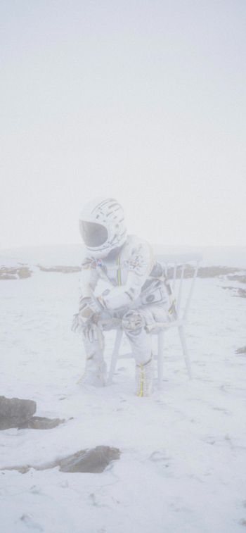astronaut, highlands Wallpaper 828x1792