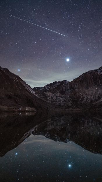 Обои 640x1136 зведное небо, ночь, озеро