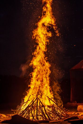 bonfire, flame, sparks Wallpaper 640x960