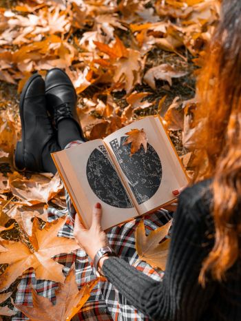 Обои 1668x2224 осень, девушка, кленовый лист, настроение осень, книга