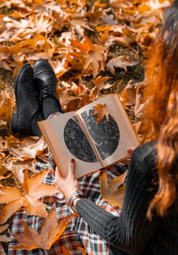 Обои 1668x2388 осень, девушка, кленовый лист, настроение осень, книга