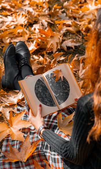 Обои 1200x2000 осень, девушка, кленовый лист, настроение осень, книга