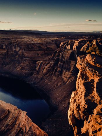 Обои 1668x2224 каньон, озеро, скалы, солнце, фотограф