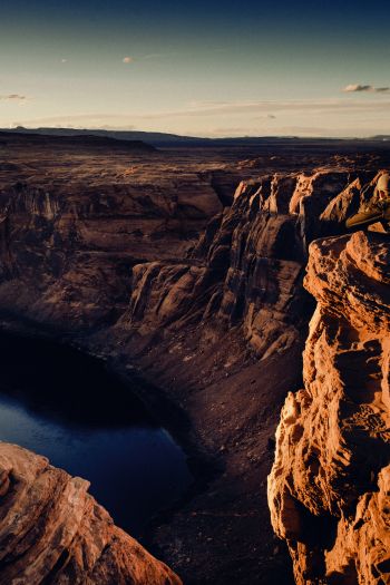 Обои 640x960 каньон, озеро, скалы, солнце, фотограф