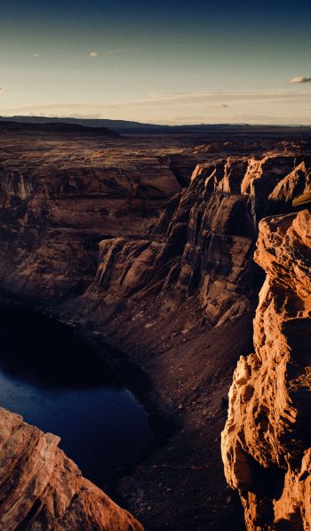 Обои 600x1024 каньон, озеро, скалы, солнце, фотограф