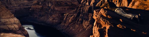 Обои 1590x400 каньон, озеро, скалы, солнце, фотограф