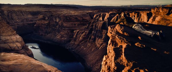 Обои 2560x1080 каньон, озеро, скалы, солнце, фотограф