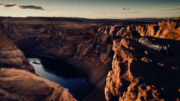 Обои 2560x1440 каньон, озеро, скалы, солнце, фотограф