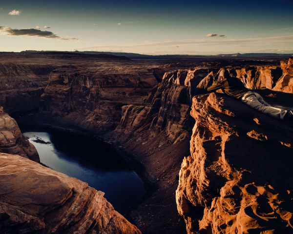 Обои 1280x1024 каньон, озеро, скалы, солнце, фотограф