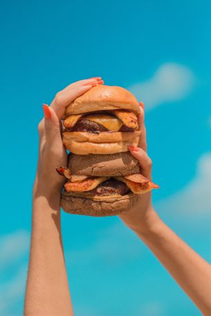 Обои 3456x5184 бургер, девушка, руки, небо, сыр, котлета, булочка, еда