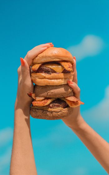 Обои 800x1280 бургер, девушка, руки, небо, сыр, котлета, булочка, еда