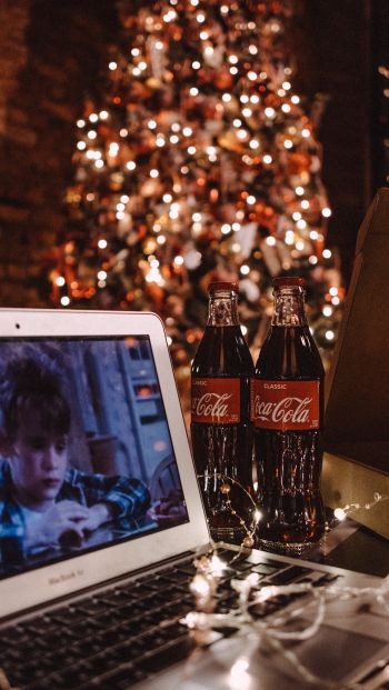 Обои 640x1136 Новый год, один дома, coca-cola, пицца, отдых, фильм, огни, гирлянда