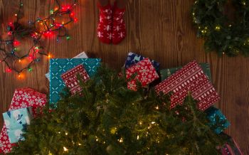 gifts, Christmas tree, holidays, feet, socks, bright light bulbs Wallpaper 1920x1200