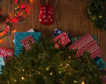 gifts, Christmas tree, holidays, feet, socks, bright light bulbs Wallpaper 1280x1024