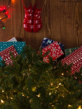 gifts, Christmas tree, holidays, feet, socks, bright light bulbs Wallpaper 2048x2732