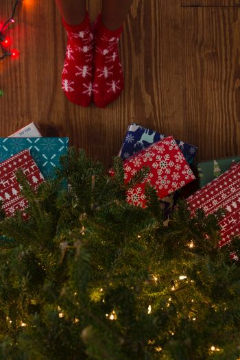 gifts, Christmas tree, holidays, feet, socks, bright light bulbs Wallpaper 640x960