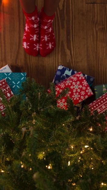 gifts, Christmas tree, holidays, feet, socks, bright light bulbs Wallpaper 640x1136