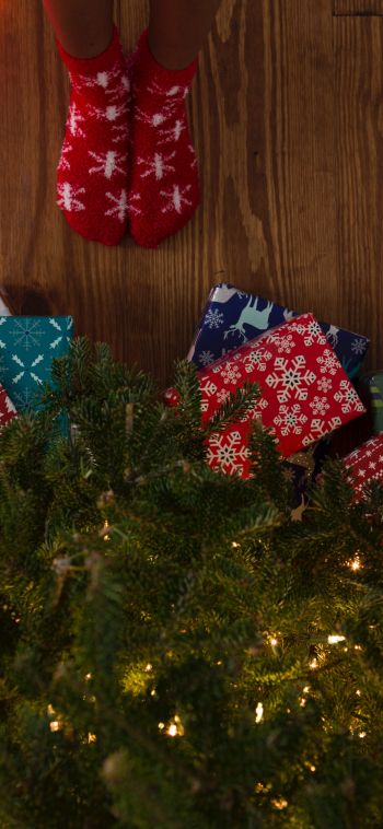 gifts, Christmas tree, holidays, feet, socks, bright light bulbs Wallpaper 1080x2340