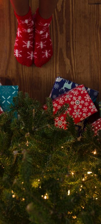 gifts, Christmas tree, holidays, feet, socks, bright light bulbs Wallpaper 1440x3200