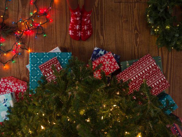 gifts, Christmas tree, holidays, feet, socks, bright light bulbs Wallpaper 800x600