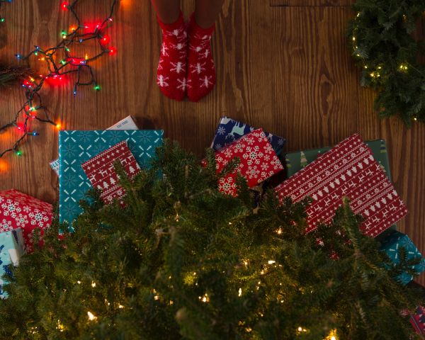 gifts, Christmas tree, holidays, feet, socks, bright light bulbs Wallpaper 1280x1024