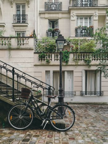 Обои 1620x2160 велосипед, корзина, улицы, лестница, прогулка, балконы