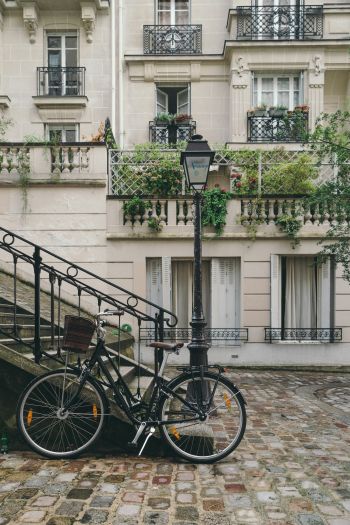 Обои 640x960 велосипед, корзина, улицы, лестница, прогулка, балконы