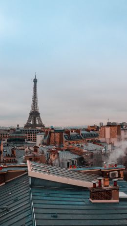Обои 720x1280 Франция, Париж, крыши домов, на крыше, дым, Эйфелева башня