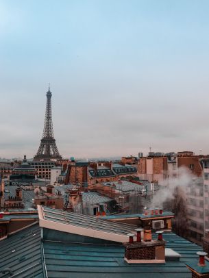 Обои 1668x2224 Франция, Париж, крыши домов, на крыше, дым, Эйфелева башня