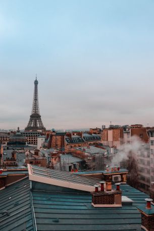 Обои 3911x5866 Франция, Париж, крыши домов, на крыше, дым, Эйфелева башня