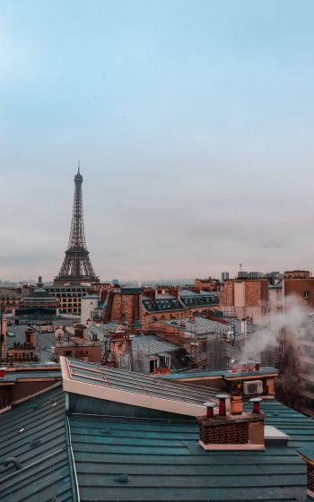 Обои 1600x2560 Франция, Париж, крыши домов, на крыше, дым, Эйфелева башня