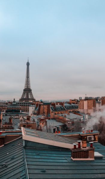 Обои 600x1024 Франция, Париж, крыши домов, на крыше, дым, Эйфелева башня