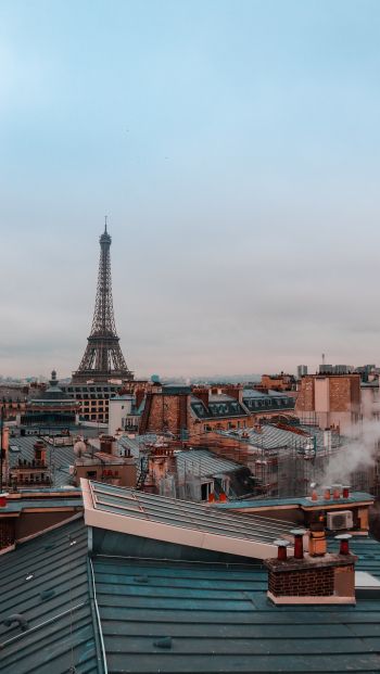 Обои 640x1136 Франция, Париж, крыши домов, на крыше, дым, Эйфелева башня