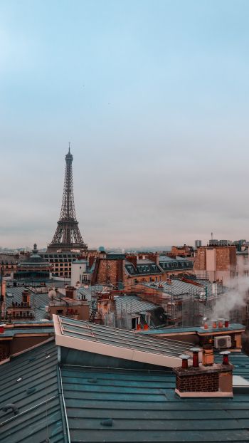 Обои 1440x2560 Франция, Париж, крыши домов, на крыше, дым, Эйфелева башня