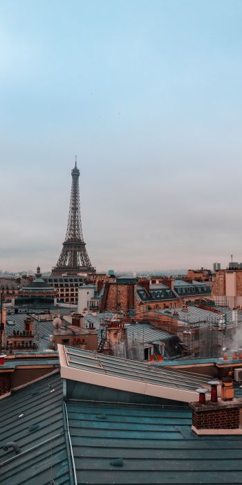 Обои 720x1440 Франция, Париж, крыши домов, на крыше, дым, Эйфелева башня