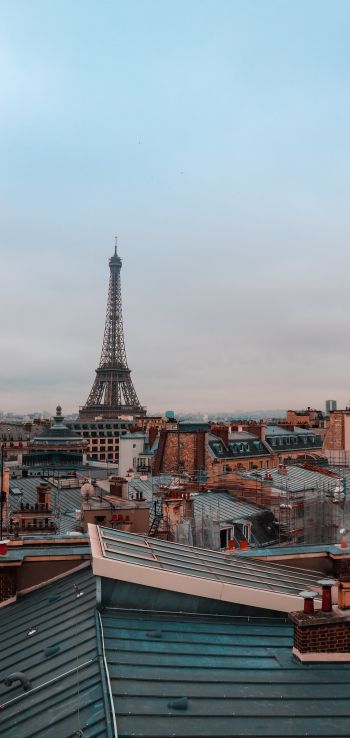 Обои 1080x2280 Франция, Париж, крыши домов, на крыше, дым, Эйфелева башня