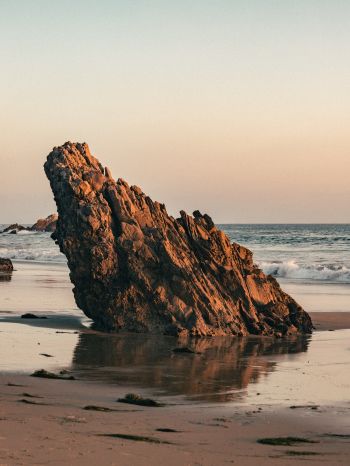 Обои 1668x2224 камень, скала, песок, волна, пляж, глыба
