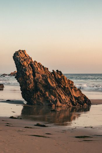 Обои 640x960 камень, скала, песок, волна, пляж, глыба