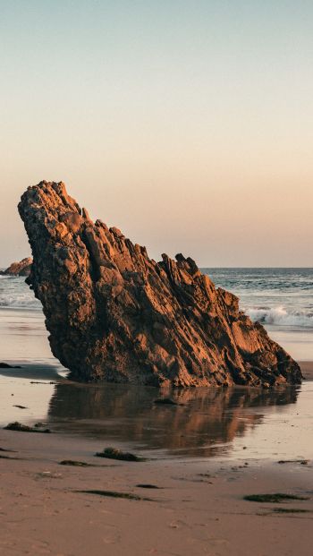 Обои 640x1136 камень, скала, песок, волна, пляж, глыба