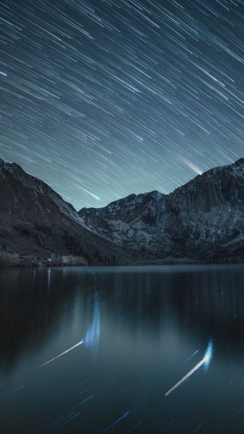 Обои 750x1334 звезды, звезды падают, длинная выдержка, озеро, горное озеро, горы