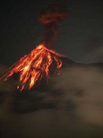 Обои 2048x2732 вулкан, извержение, природное явление, лава, дым, ночь