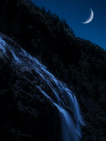 Обои 1536x2048 луна, водопад, ночь, месяц, горы, лес