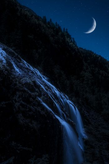 Обои 640x960 луна, водопад, ночь, месяц, горы, лес