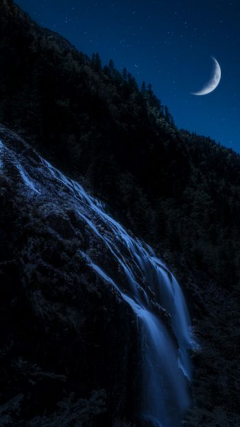 Обои 640x1136 луна, водопад, ночь, месяц, горы, лес