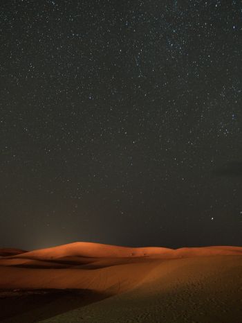 Обои 1668x2224 ночь, пустыня, песок, звезды, звездное небо, небо