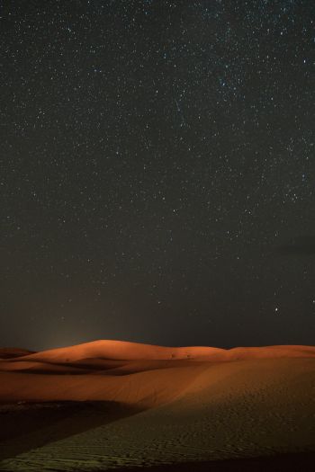 Обои 640x960 ночь, пустыня, песок, звезды, звездное небо, небо